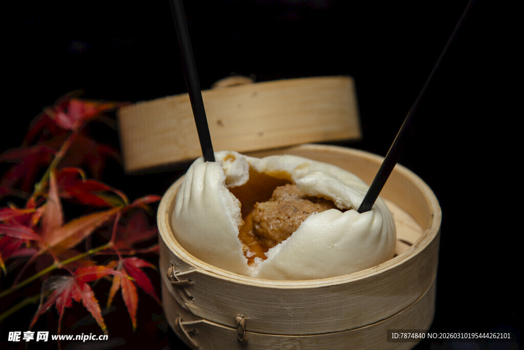 竹制蒸笼里的美味包子
