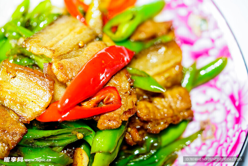 青椒红椒炒五花肉