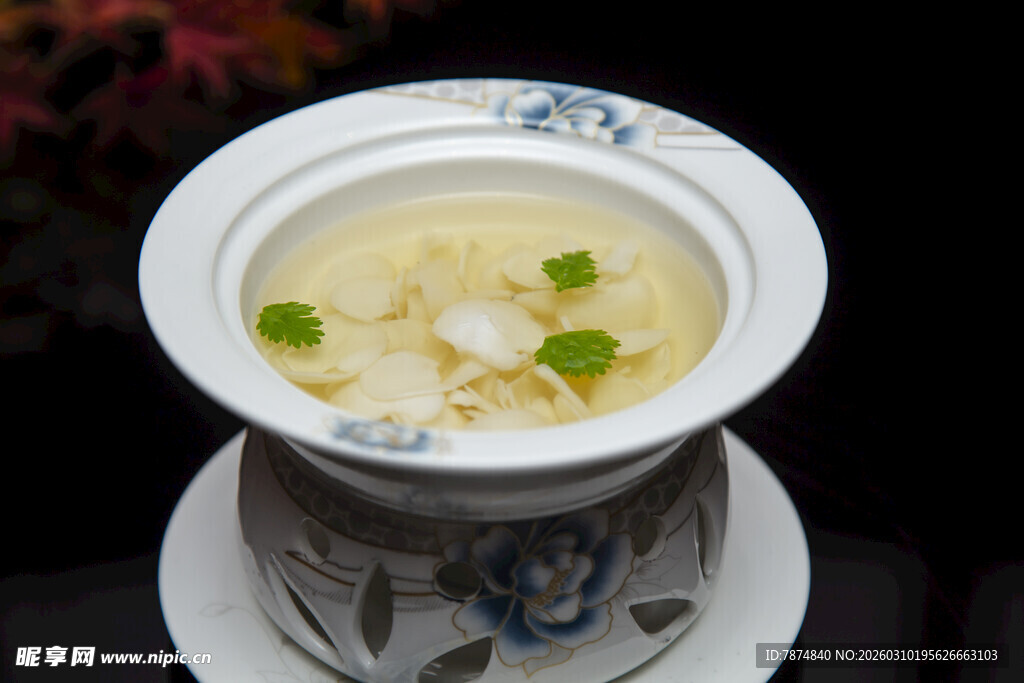 瓷碗中的美味蛋花汤