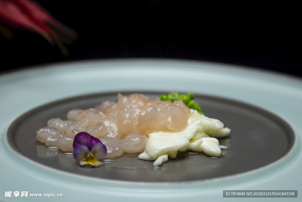 精致摆盘的美味海鲜料理