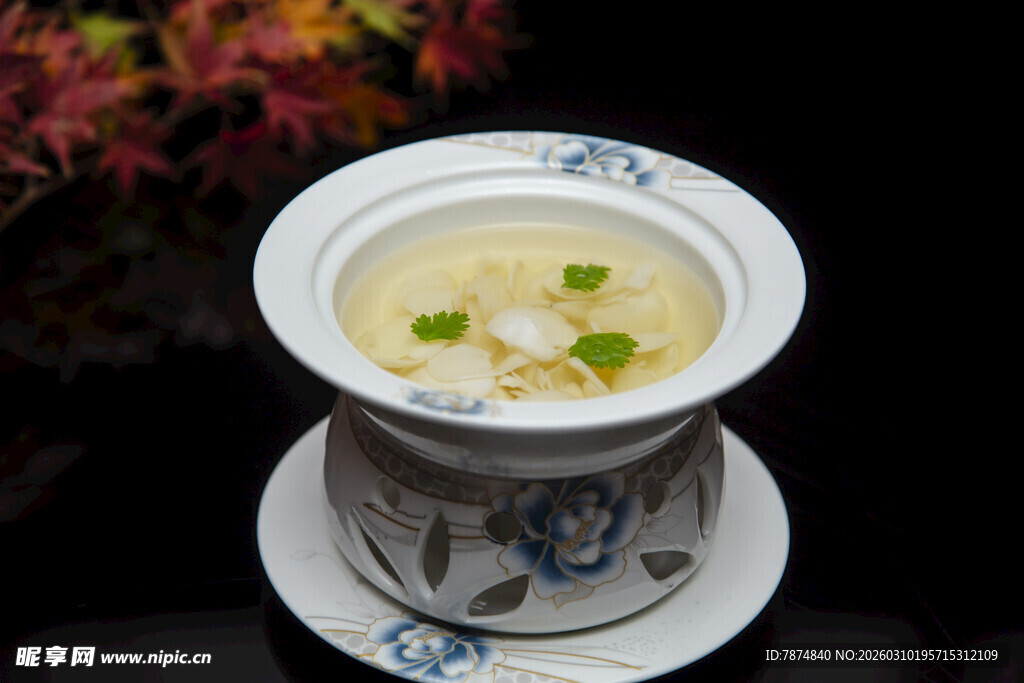青花瓷盅盛鲜嫩蛋花汤