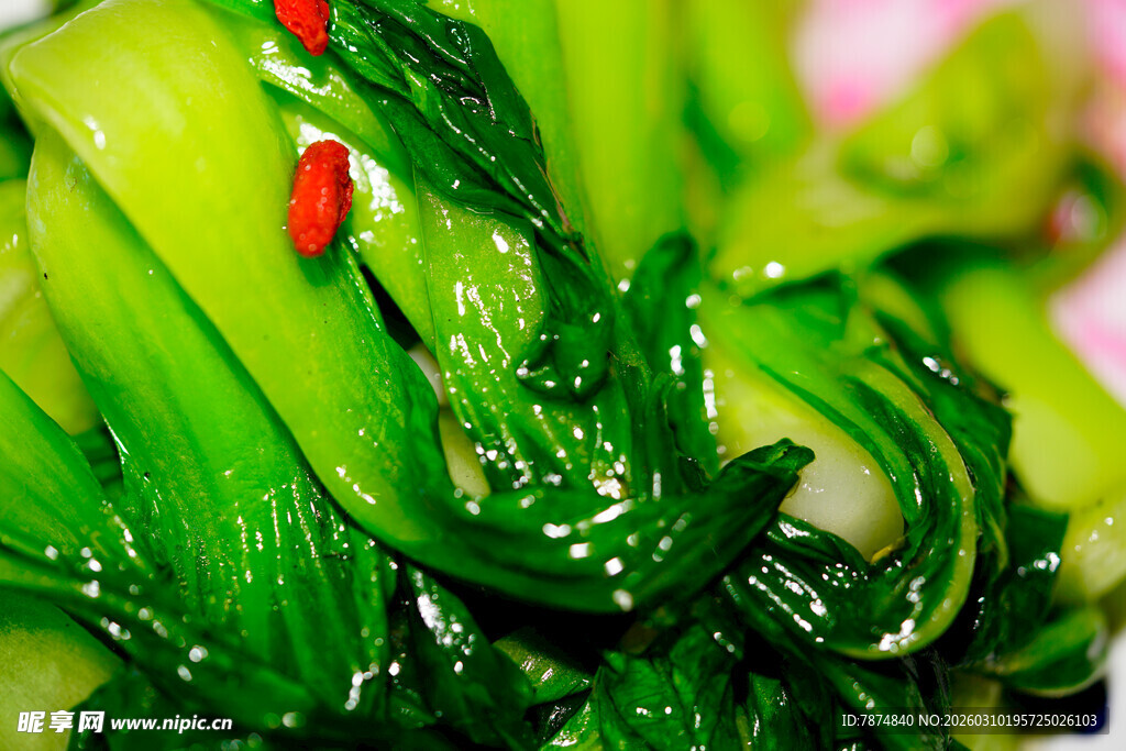 鲜嫩青菜 点缀红椒