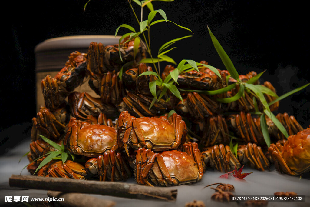 香辣美味大闸蟹堆叠上桌