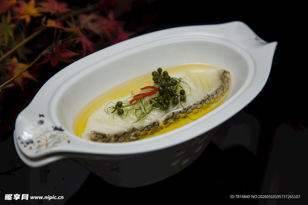 清蒸鱼摆盘精致色泽诱人