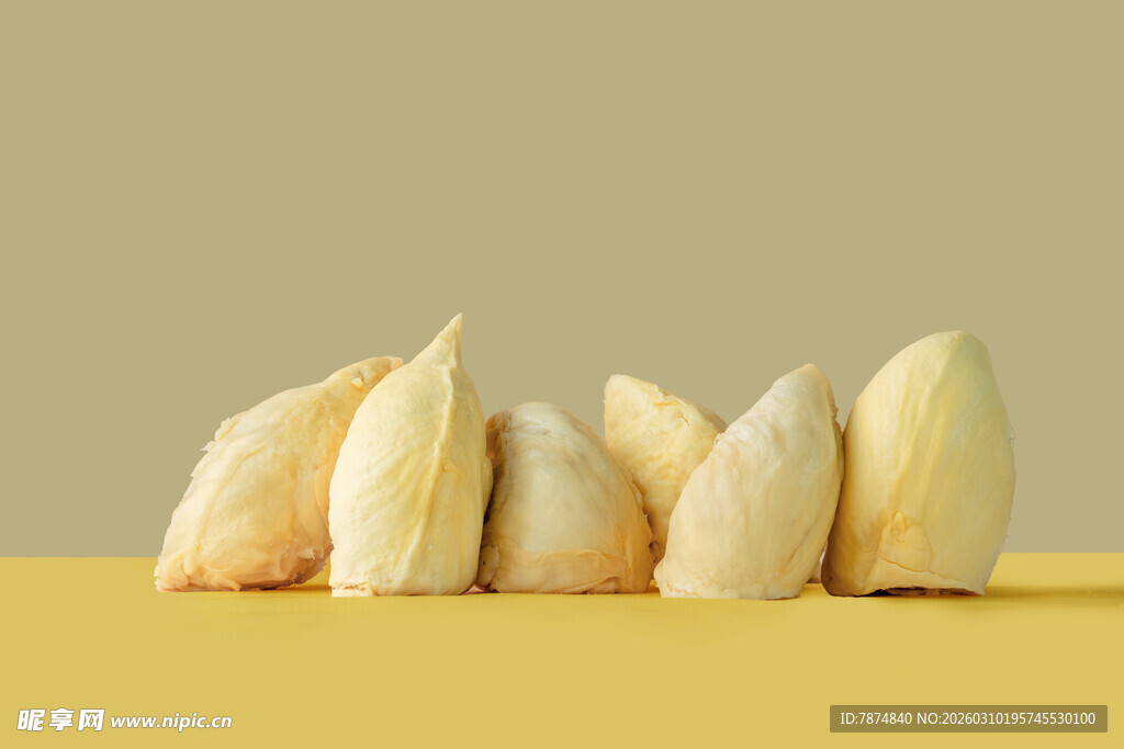 整齐摆放的新鲜去皮甘蔗