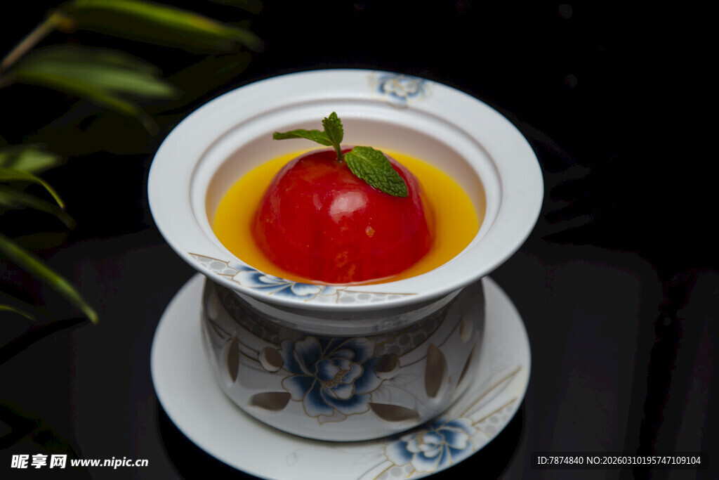 番茄泡于黄色汤汁中