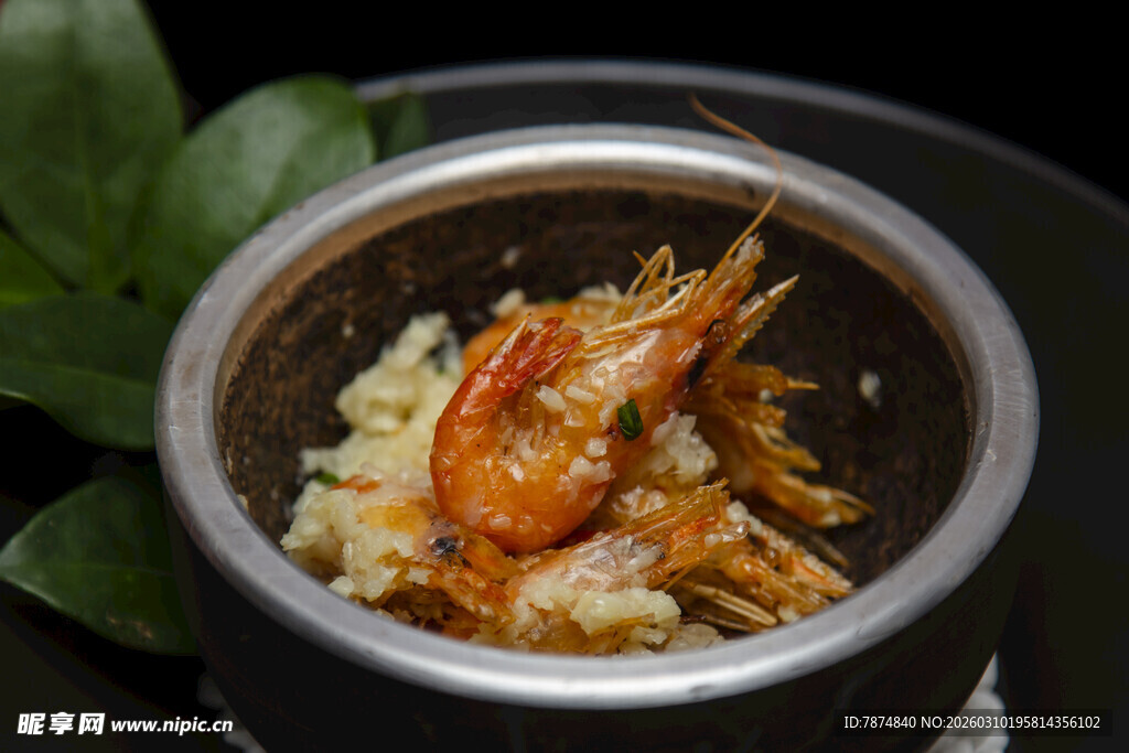 鲜虾盖饭迷你碗中呈现