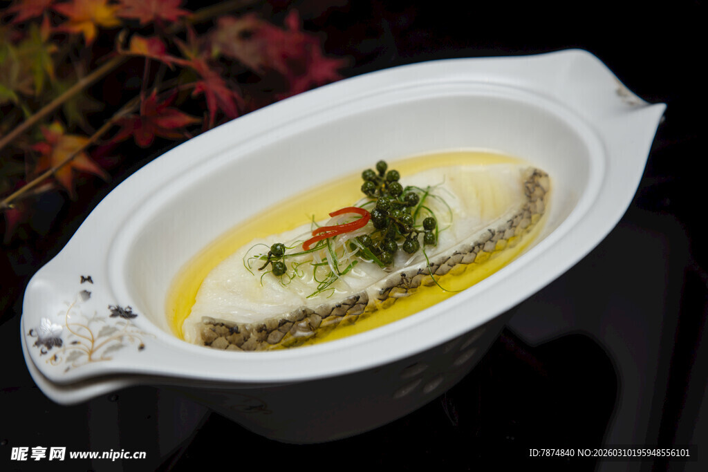 清蒸鱼摆盘精致味美