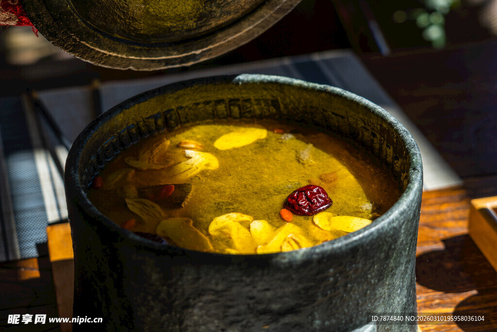 香浓鸡汤炖煮中