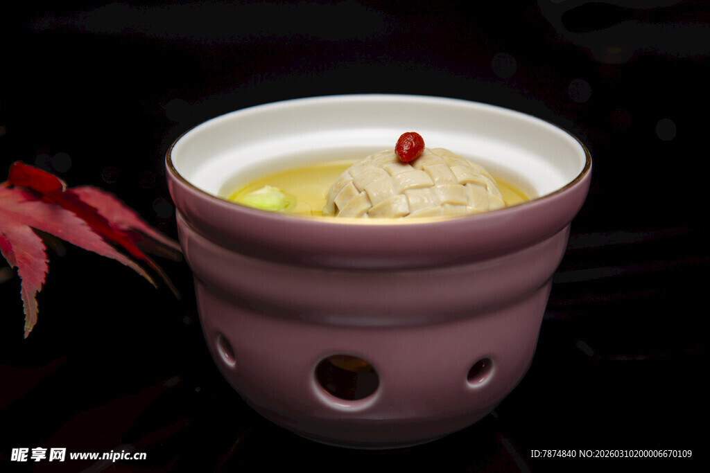 紫砂炖盅中的美味养生汤