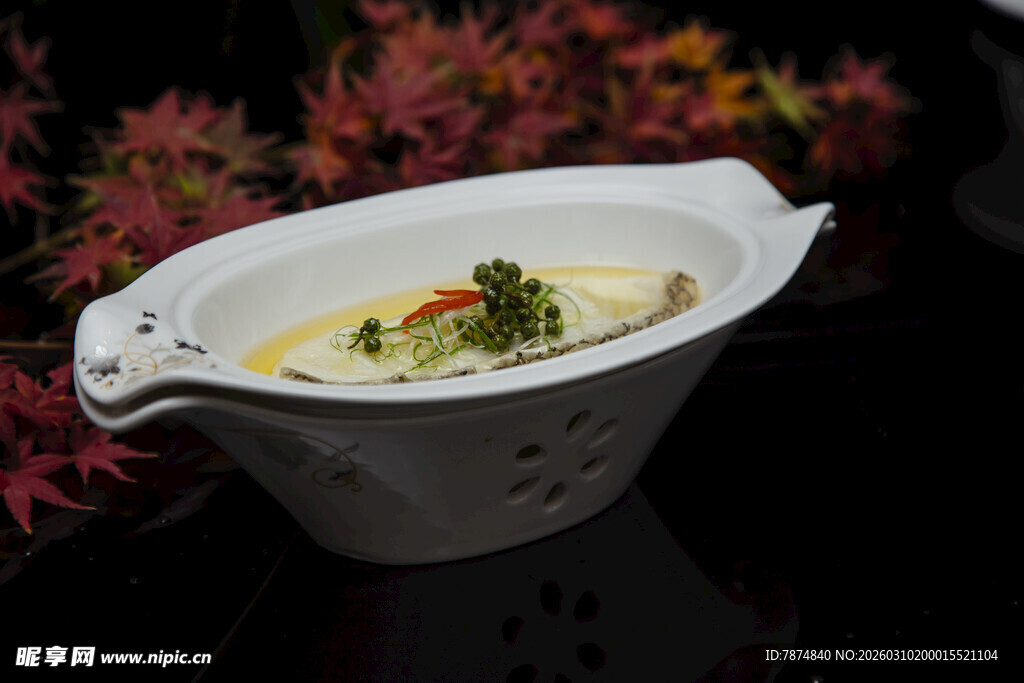 白瓷碗中的美味佳肴