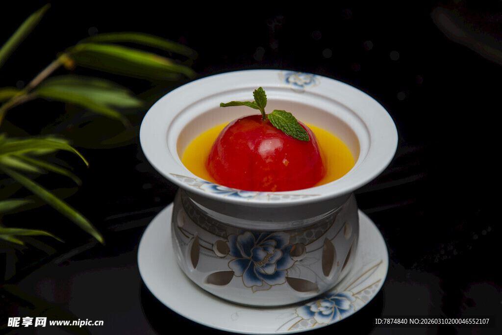 瓷碗盛番茄与黄色汤汁