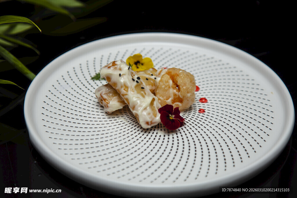 精致摆盘的美味创意菜肴