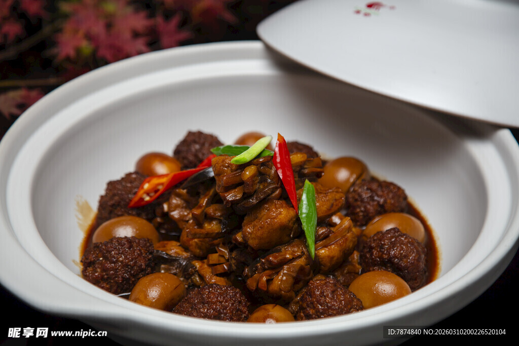 美味红烧鸡块砂锅料理