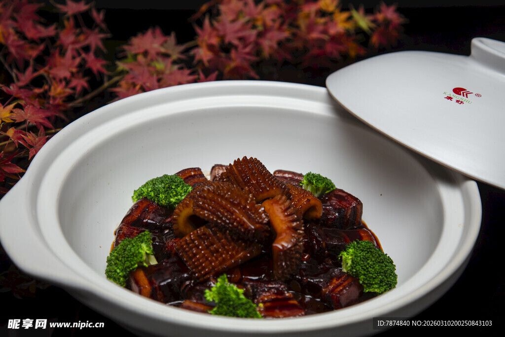 美味红烧排骨配翠绿蔬菜