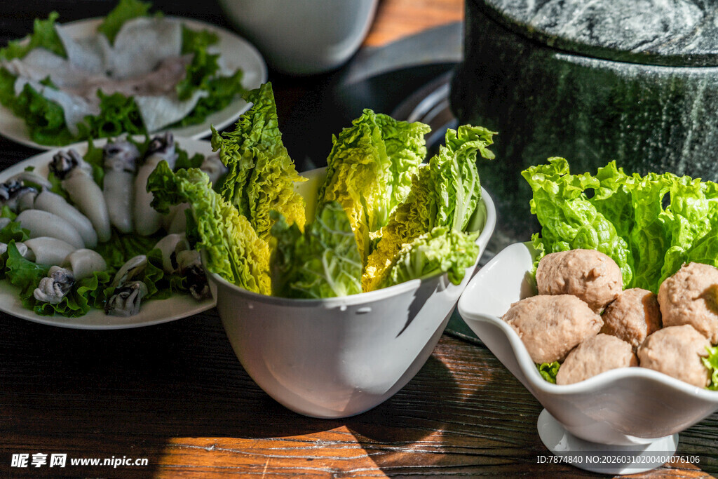 新鲜火锅食材摆放在桌上