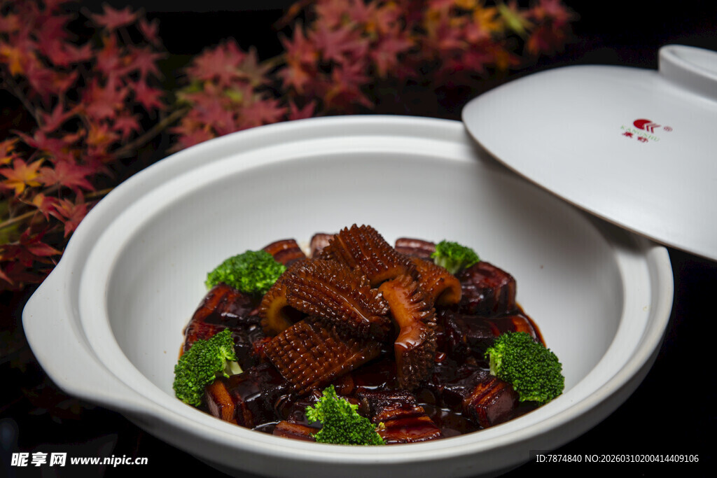 砂锅红烧肉配翠绿蔬菜