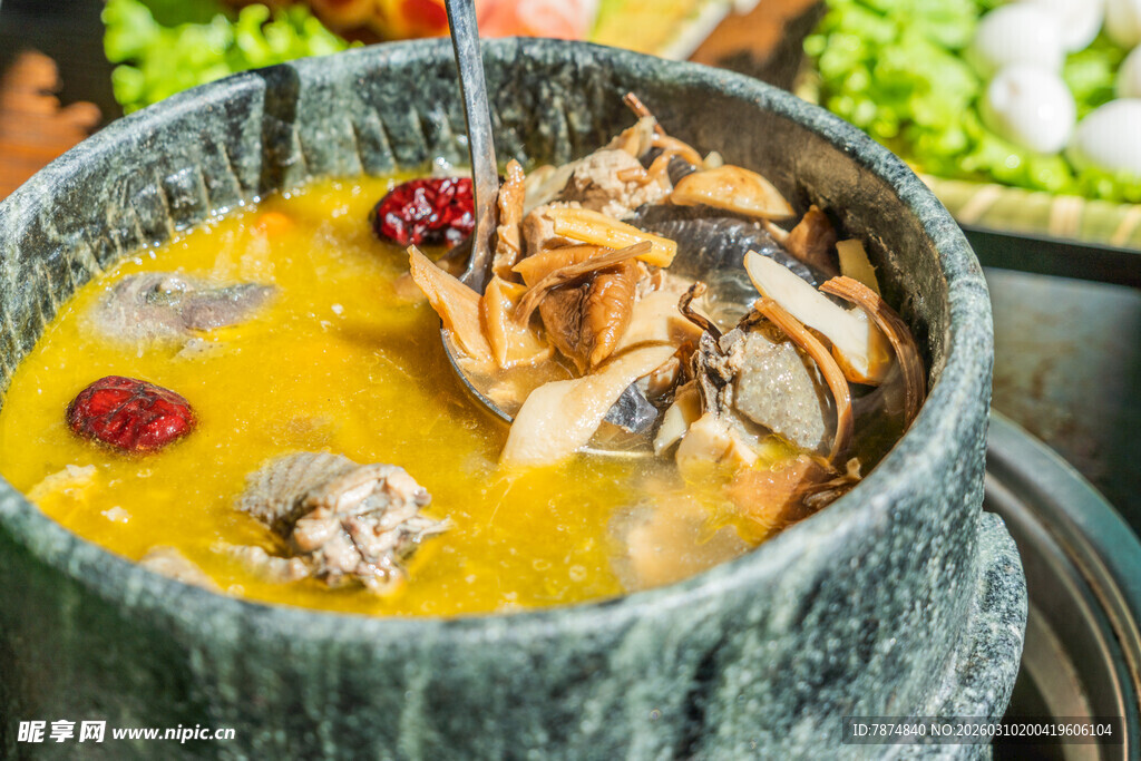 滋补金汤炖乌鸡