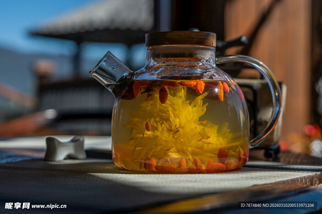 玻璃壶中泡着菊花茶