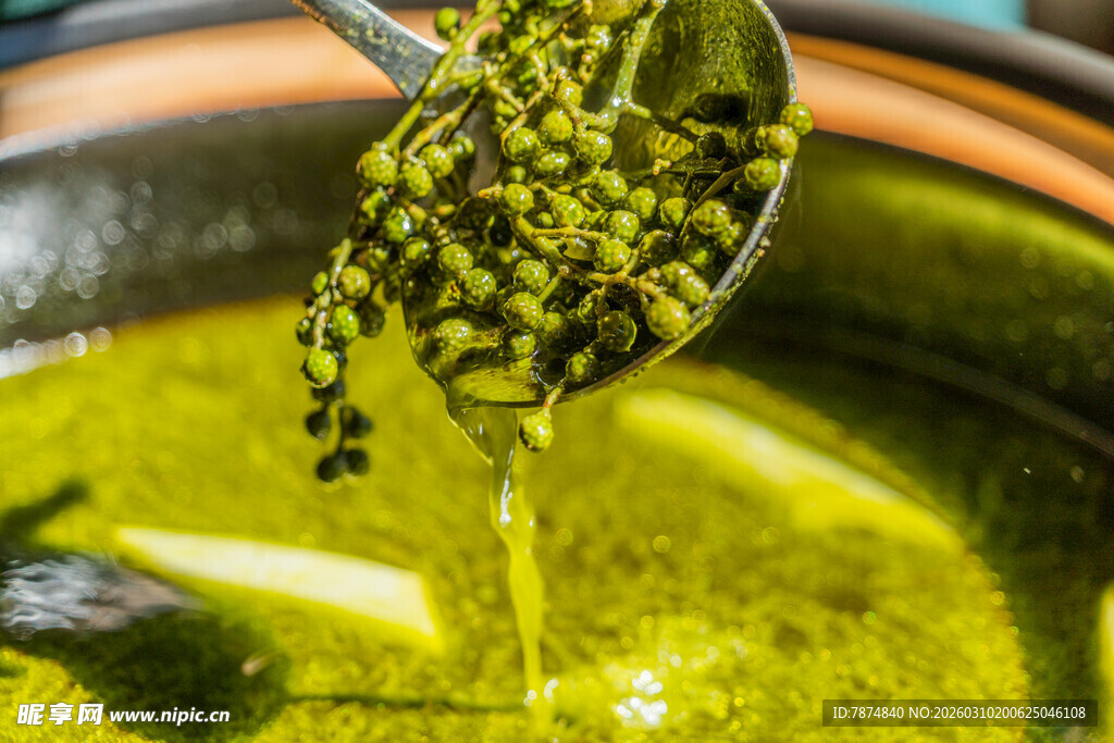 舀出的鲜绿青花椒