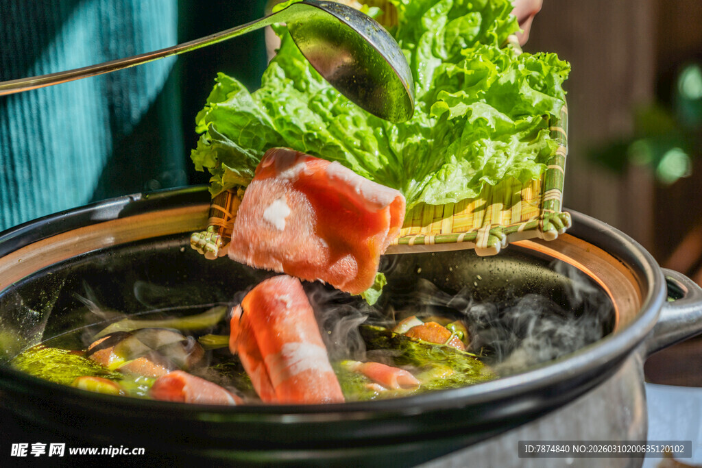 美味火锅涮食材瞬间