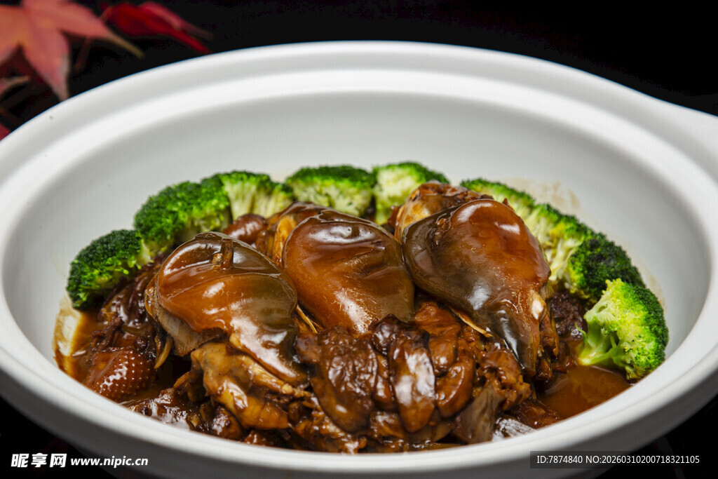 鲍汁扣鲍鱼配西兰花