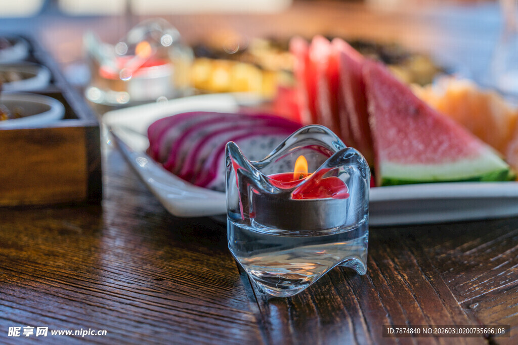 精致刺身拼盘与小杯饮品