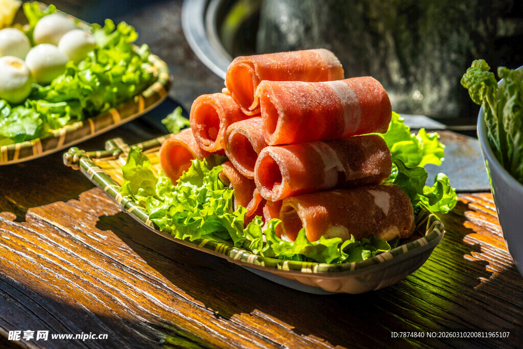 美味火腿卷配新鲜蔬菜