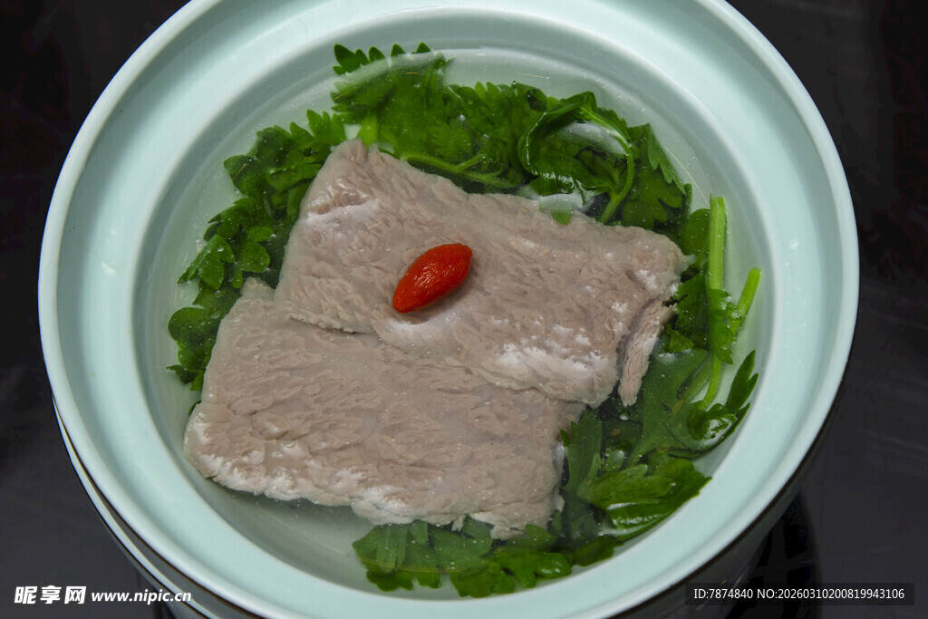 碗中猪肝配绿叶蔬菜