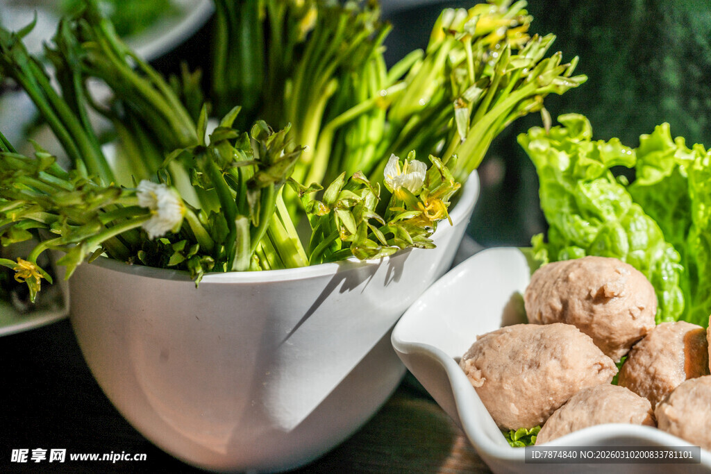 新鲜蔬菜与丸子的组合