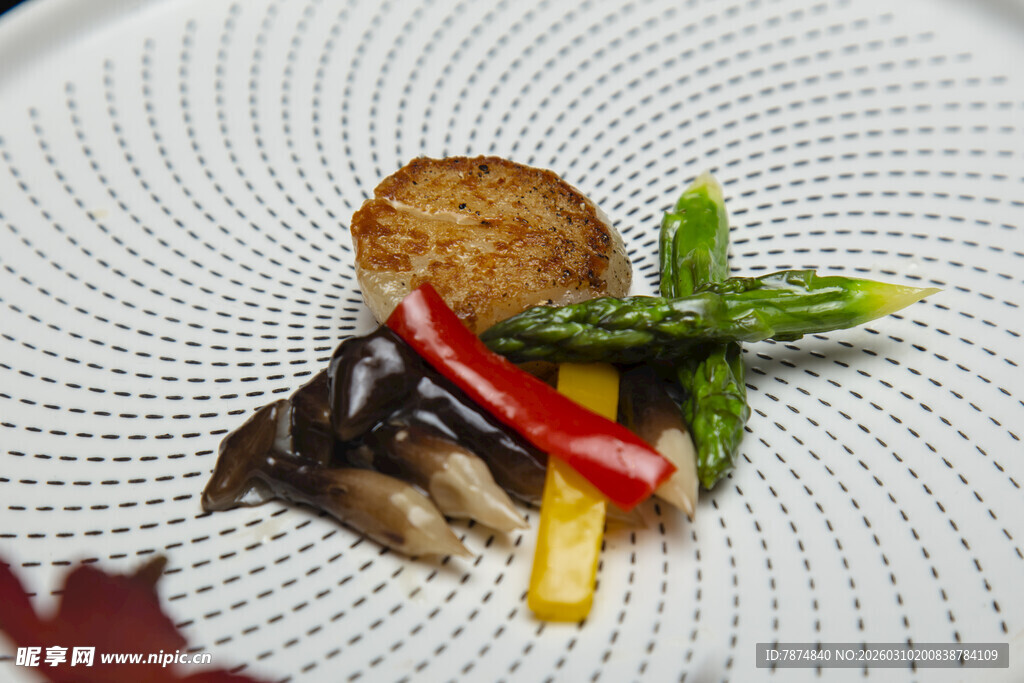 精致摆盘的特色蔬菜美食