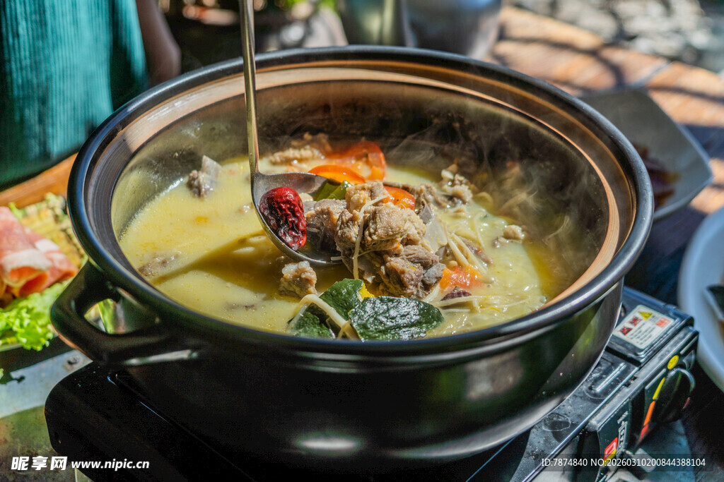 美味滋补的特色炖锅