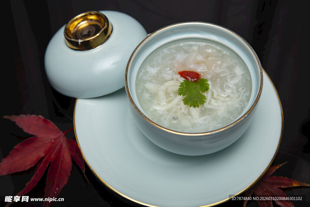 精致白粥配绿植点缀