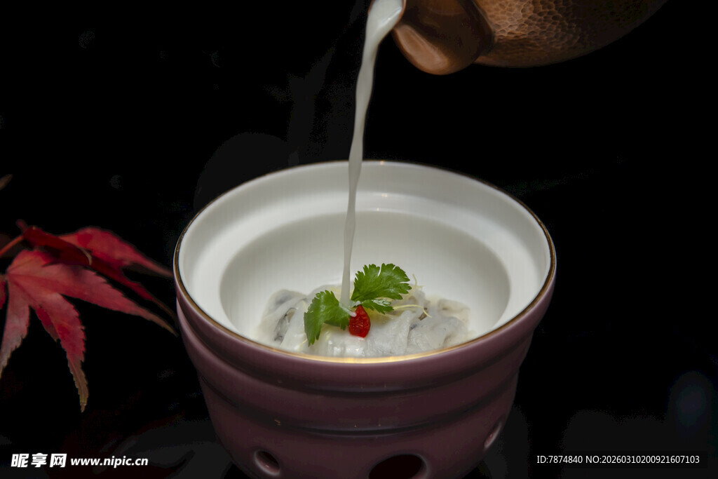 精致汤品正在优雅倾注