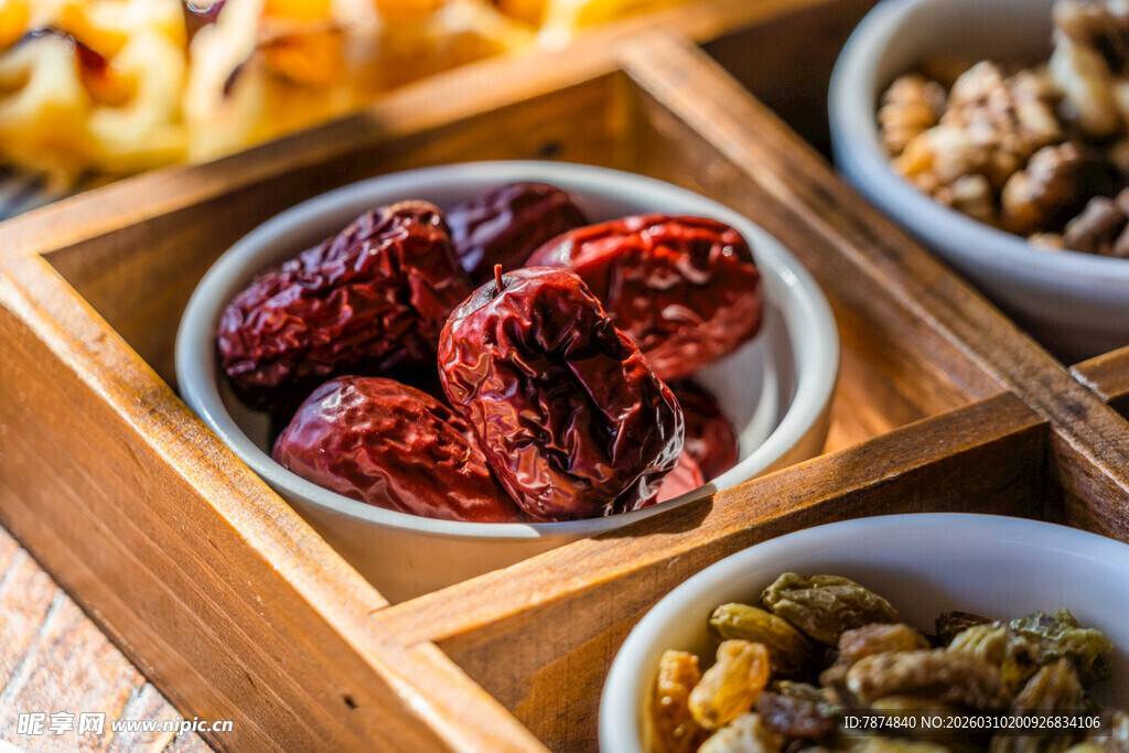 多样干果摆放在木盒中