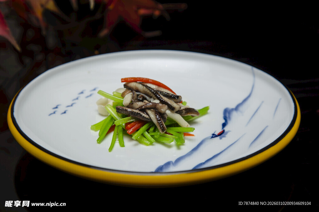 蓝白盘装特色凉拌小菜