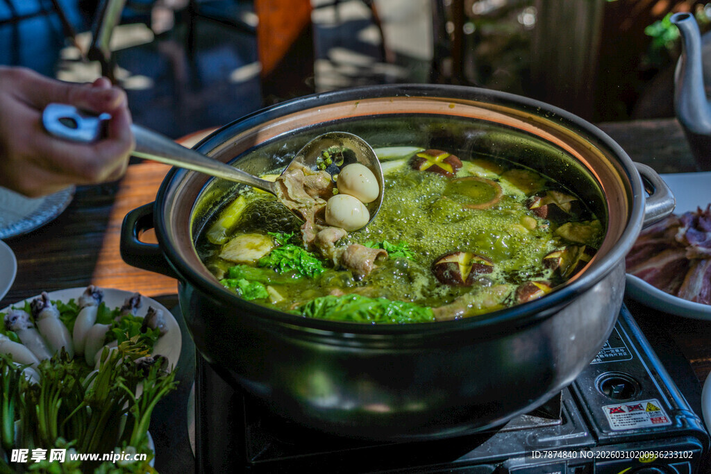 热气腾腾的美味蔬菜火锅