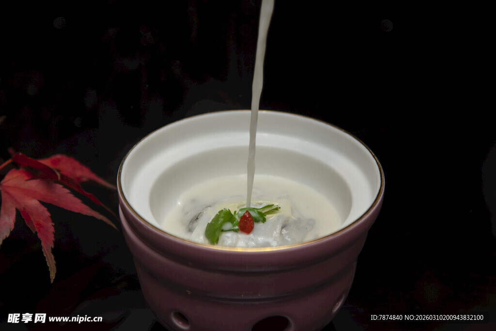 陶瓷杯中倾入饮品