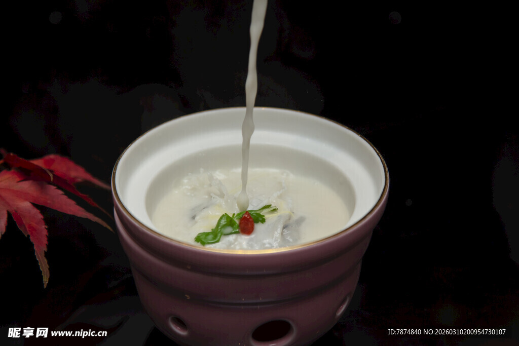 陶杯注水 茶中添自然韵味