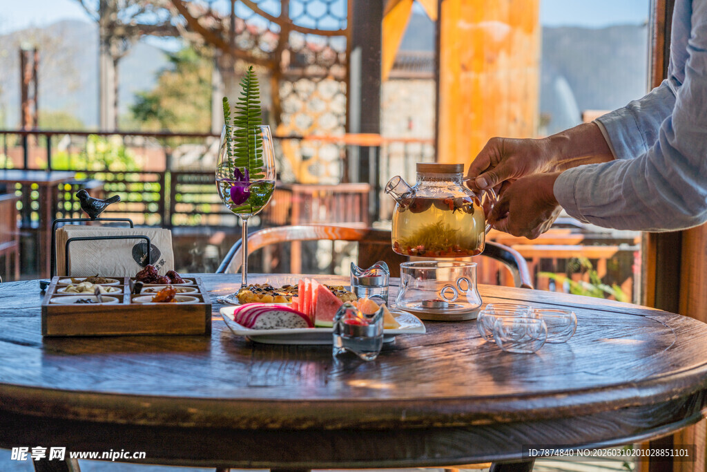 户外惬意的精致下午茶时光