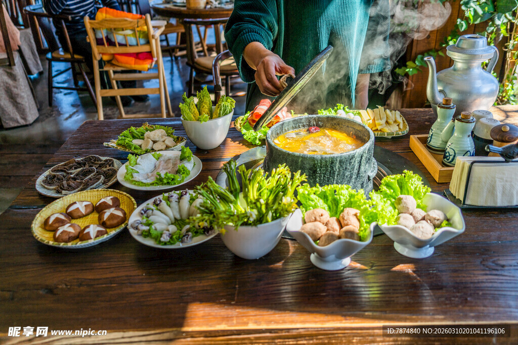 丰盛火锅食材摆满一桌