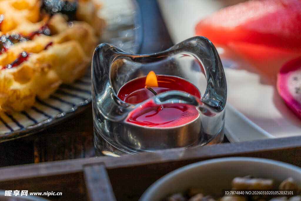 烛火映照下的精致美食