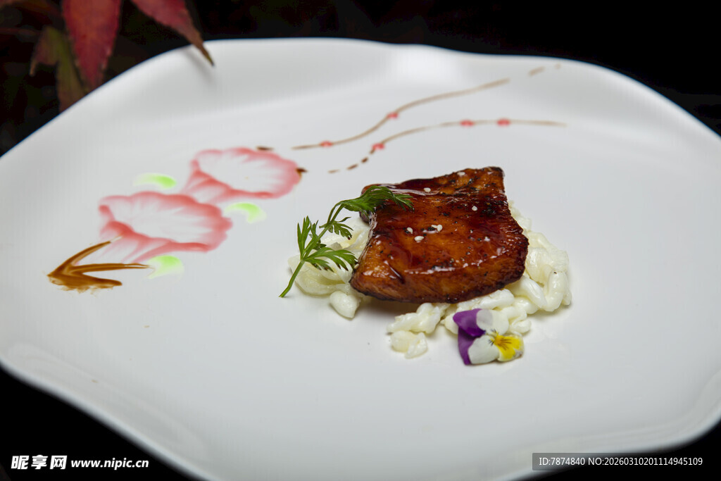 精致摆盘的美味烤肉