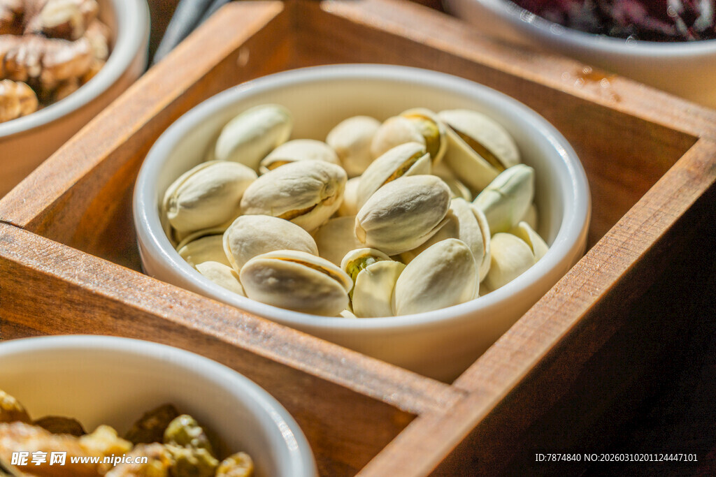 木盒中的美味开心果