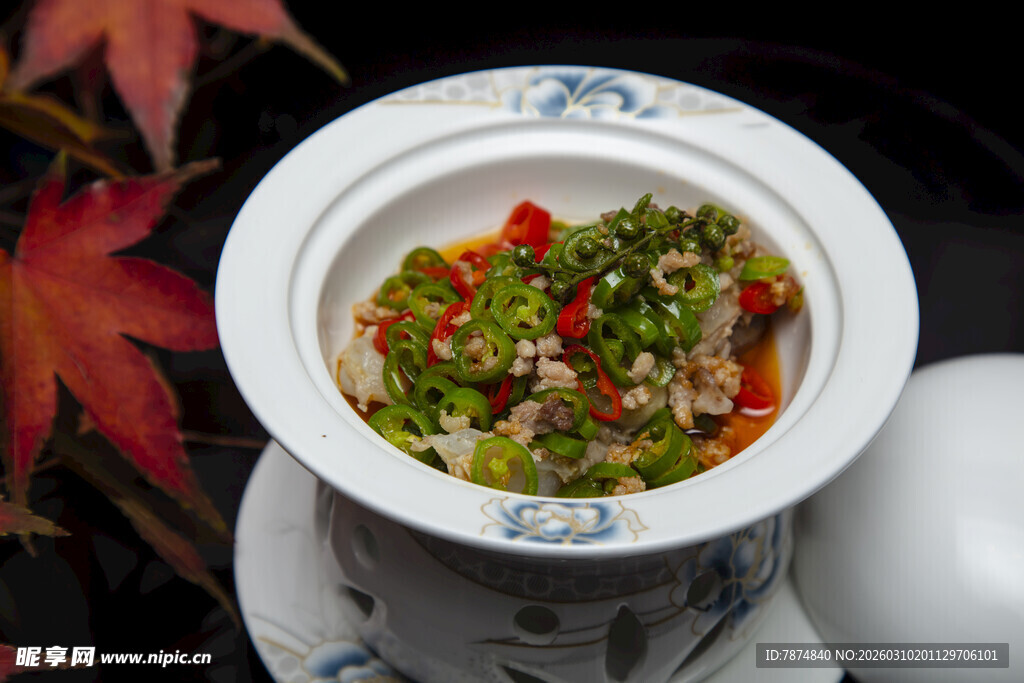 陶瓷碗中的多彩蔬菜料理