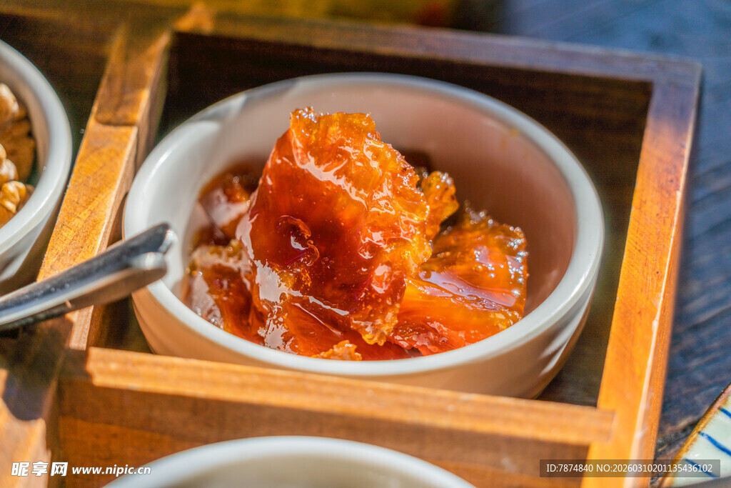 美味泡菜置于木盒中