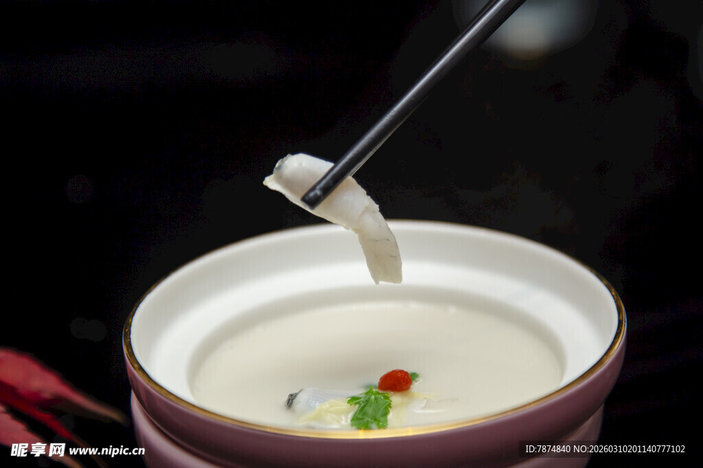 筷子夹起食材入火锅