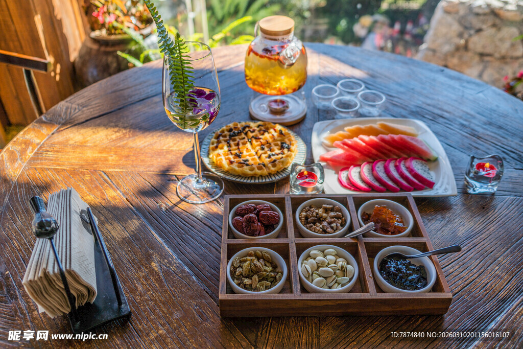 户外野餐美食与多样调料
