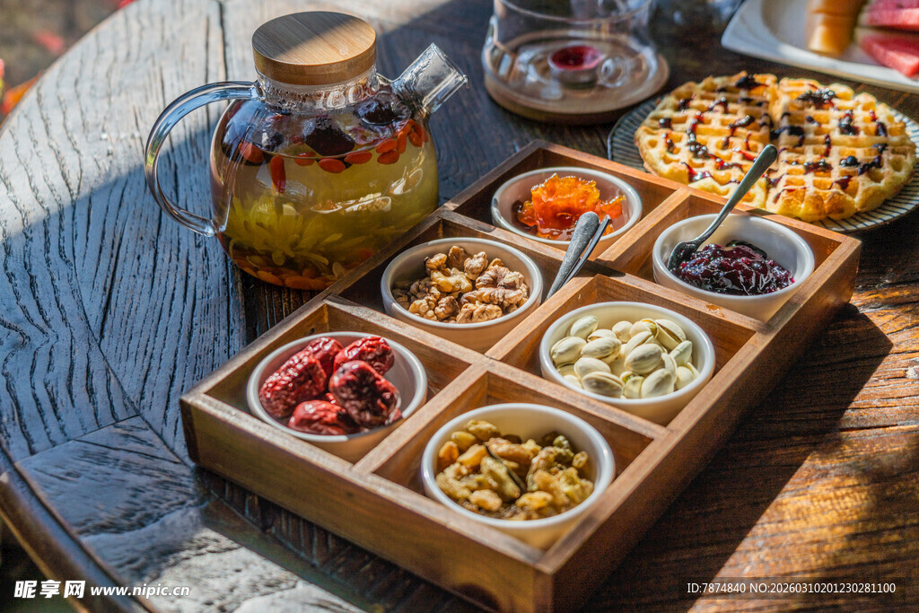 多样美味零食摆放在木盘上