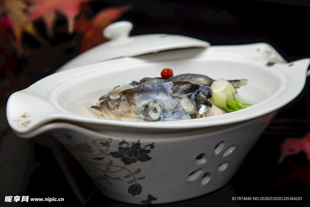 瓷碗中炖着的鲜鱼
